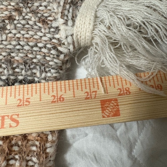 Cute V neck diamond pattern sweater with fringe on sleeves. Muted colors - Picture 7 of 12